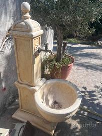 Fontana, panchina e tavolo da esterno