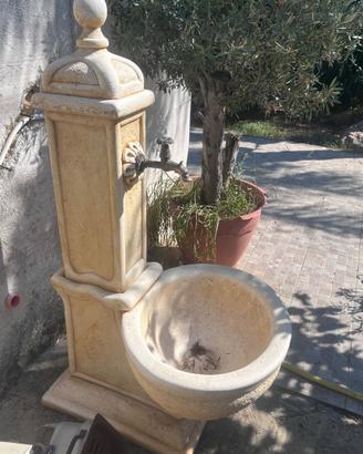 Fontana, panchina e tavolo da esterno