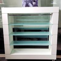 Espositore  con mensole e  barra abbigliamento