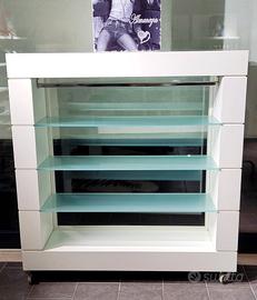 Espositore  con mensole e  barra abbigliamento