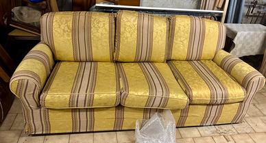 2 divani in tessuto colore giallo