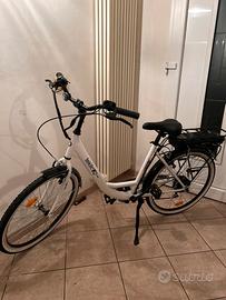 TEKLIO TC1 City Bike elettrica 26” bianca