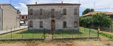 Rustico / Casale di 140 m² con più di 5 locali a F