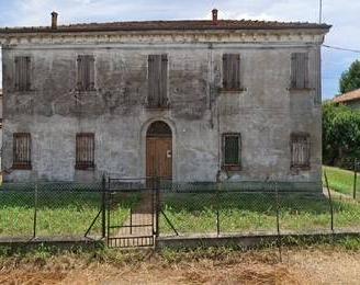 Rustico / Casale di 140 m² con più di 5 locali a F