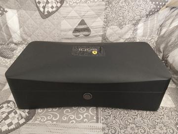 Scatola vuota con logo Scuderia Ferrari 