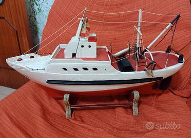 Barca Peschereccio In Legno