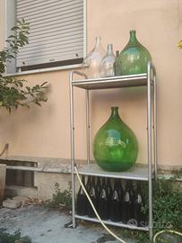 damigiane e bottiglie con annesso scaffale
