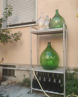 damigiane e bottiglie con annesso scaffale