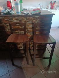 Coppia sgabelli in legno massello.
