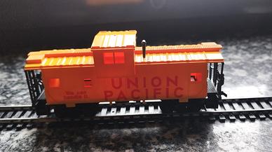 BOX CAR CABOOSE AHM H0