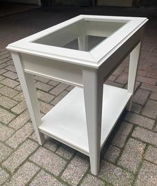 Tavolino in legno con ripiano in vetro.
