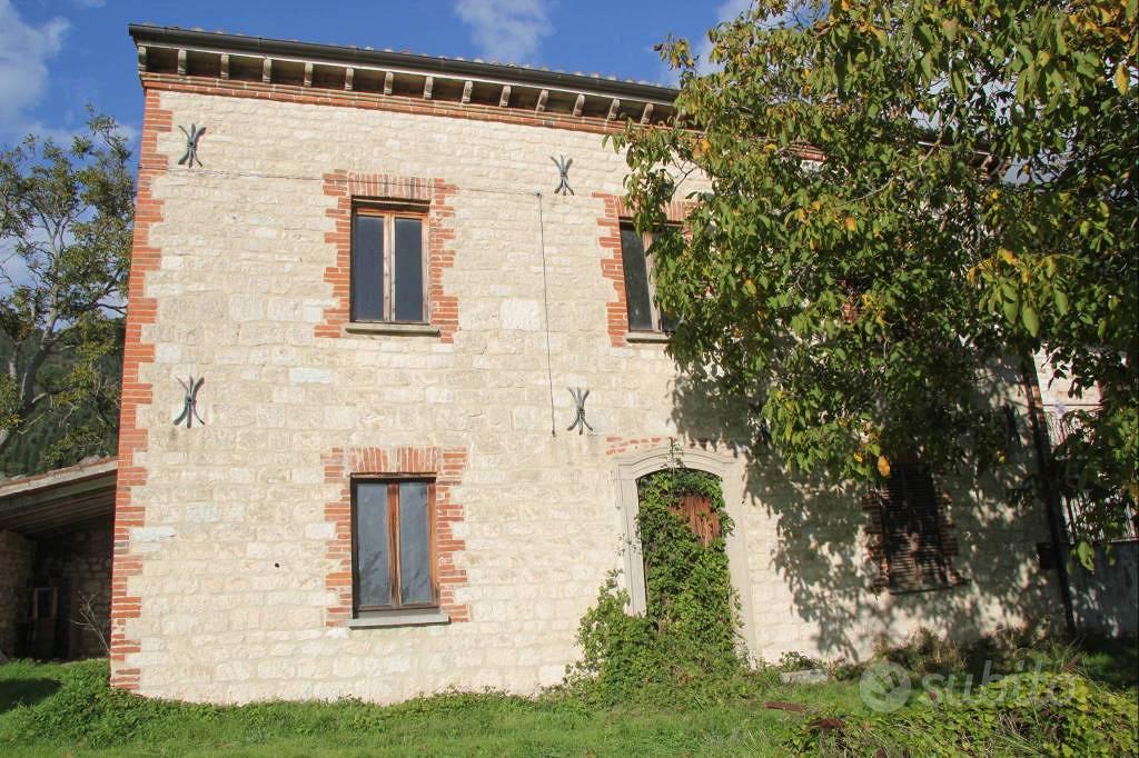 Rustico / Casale di 300 m² con più di 5 locali e b - Vista 3