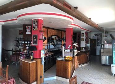Ristorante pizzeria arredato completo di tutto
