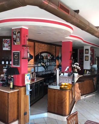 Ristorante pizzeria arredato completo di tutto