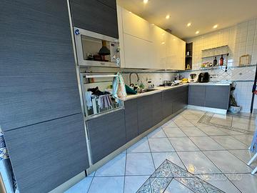 Cucina Veneta rovere grigio/laccato bianco lucido