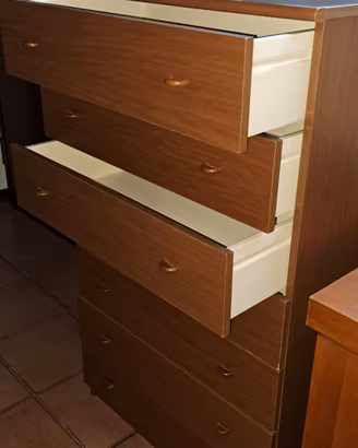 Cassettiera in legno color noce – 7 cassetti