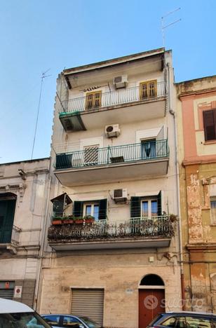 Ristrutturato primo piano con cantina, borgo