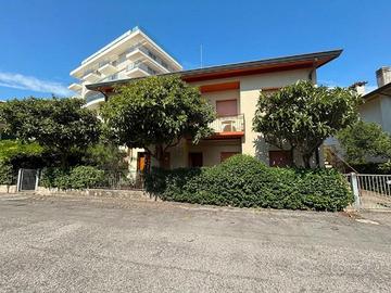PALAZZINA PLURIFAMILIARE CON 4 APPARTAMENTI E A...
