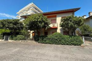 PALAZZINA PLURIFAMILIARE CON 4 APPARTAMENTI E A...