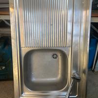 Lavello da cucina in acciaio con rubinetto.