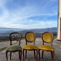 Sedie in legno e velluto