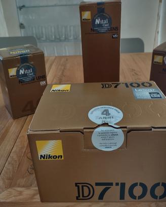 Kit fotografico Nikon D7100 con tre obiettivi