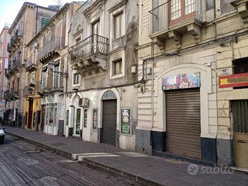 Bottega 30 mq (Via Garibaldi-Via SS. Trinità)