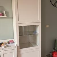 Mobile credenza con anta in vetro