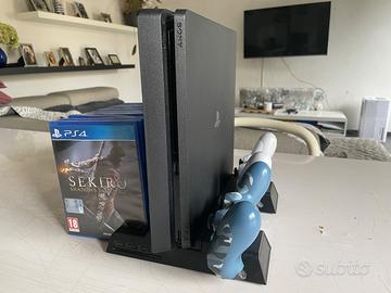 PS4 (1Tb) + 2 Joystick + Dock di ricarica + Giochi