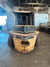 Carrello elevatore Caterpillar modello V155