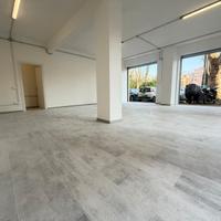 Locale angolare ristrutturato con 4 vetrine