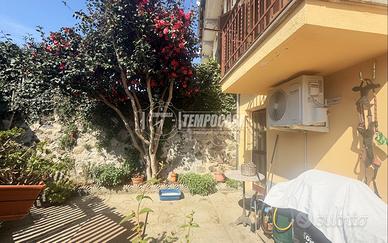 CASA A SCHIERA CON POSTO AUTO A PETTINENGO!