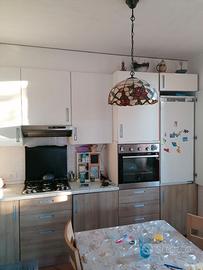 Cucina bicolore bianco e olmo