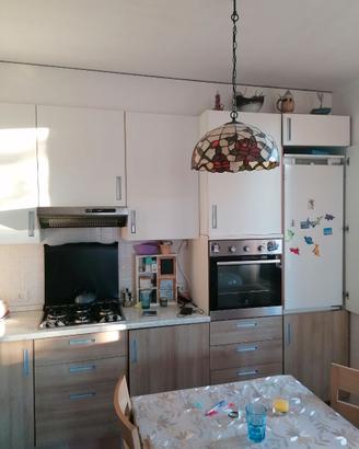 Cucina bicolore bianco e olmo