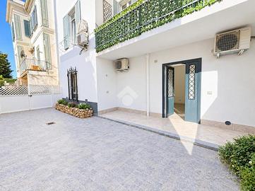 4 LOCALI A NAPOLI
