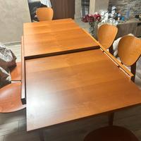 Tavolo, sedie e parete attrezzata calligaris