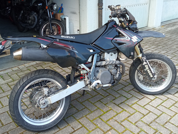 Moto Suzuki supermotard