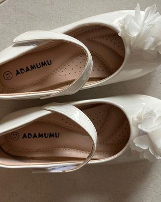 Paio di scarpe eleganti di vernice bianca