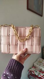 borsa  rosa cipria con catena dorata