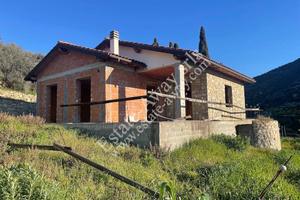Casa indipendente di 180 m² con 4 locali e box aut
