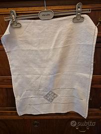 Tende ricamate a mano