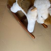 Cavallino a dondolo in peluche con base in legno