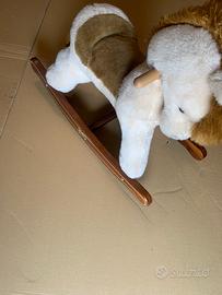 Cavallino a dondolo in peluche con base in legno
