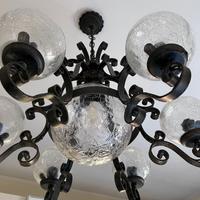 Lampadario in ferro battuto con sfere di vetro