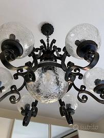 Lampadario in ferro battuto con sfere di vetro