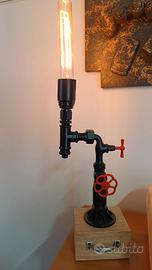 Lampada da tavolo steampunk a tubi