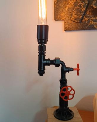 Lampada da tavolo steampunk a tubi
