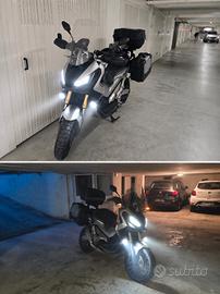 X-ADV 750 con tris di valige givi