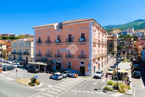 3 LOCALI A PAOLA