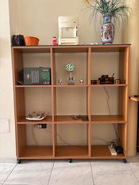 Libreria/scaffale in legno con rotelle e piano in